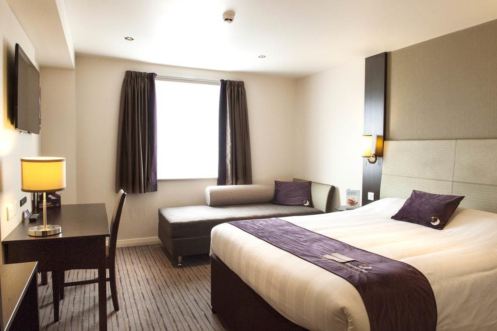 Premier Inn Peterborough - Ferry Meadows Extérieur photo