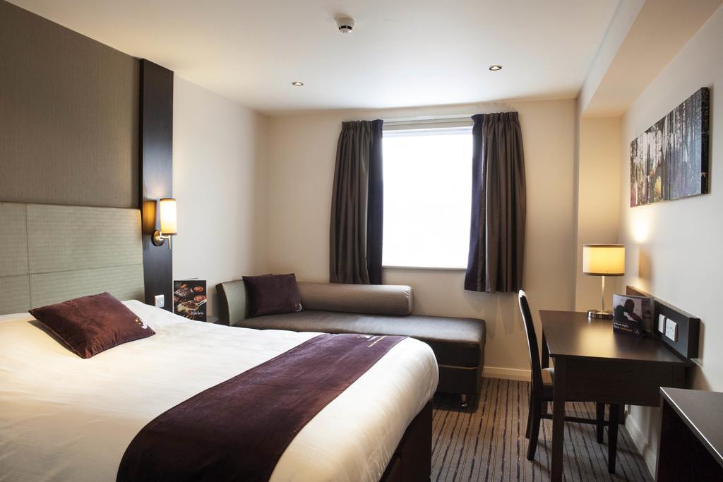 Premier Inn Peterborough - Ferry Meadows Extérieur photo