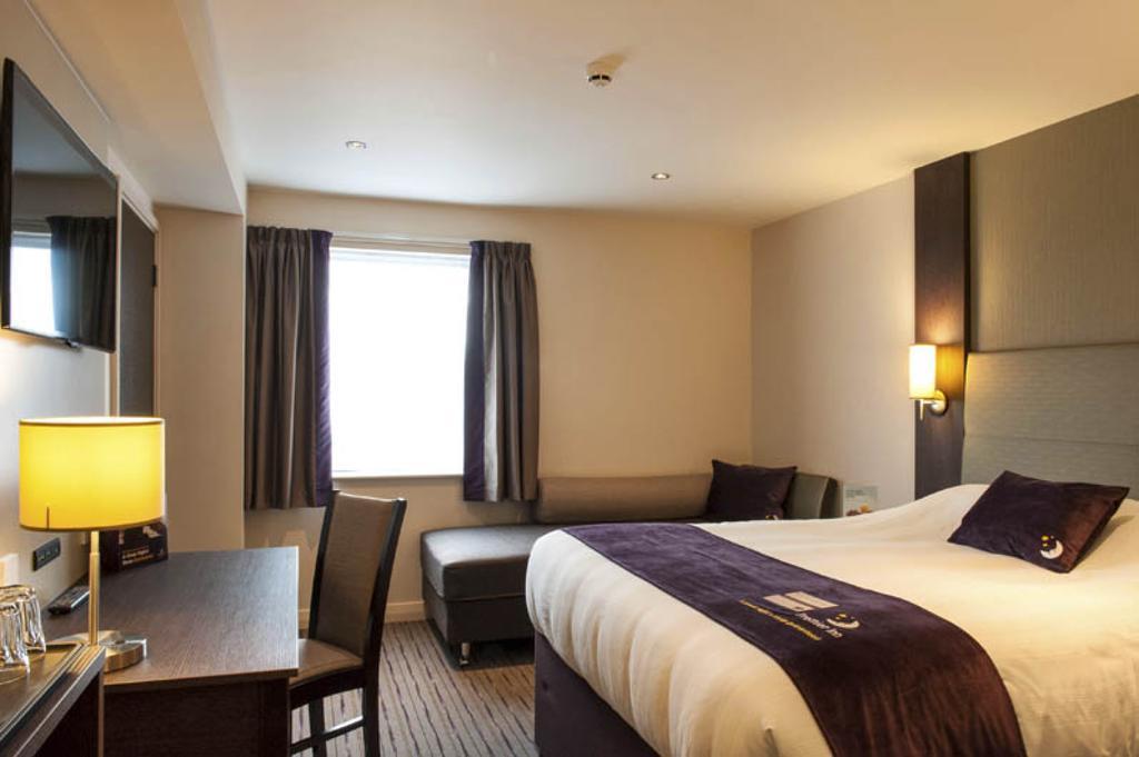 Premier Inn Peterborough - Ferry Meadows Extérieur photo