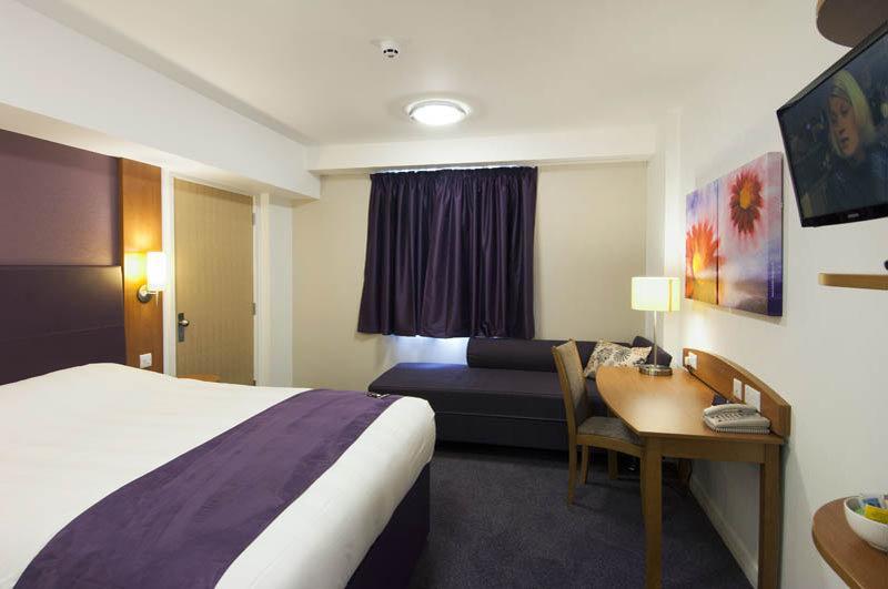 Premier Inn Peterborough - Ferry Meadows Extérieur photo