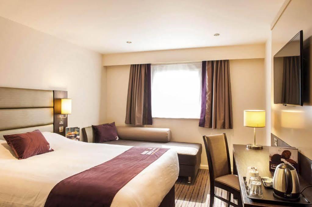 Premier Inn Peterborough - Ferry Meadows Extérieur photo